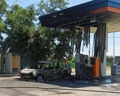 Cosenza, strage di migranti sulla Ss 106: 4 corpi carbonizzati in auto. Due fermi per omicidio Cosenza, strage di migranti sulla Ss 106: 4 corpi carbonizzati in auto. Due fermi per omicidio
