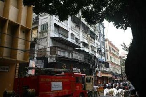 Incendio in un hotel a Calcutta: 9 morti, tra cui un bambino, e diversi feriti Incendio in un hotel a Calcutta: 9 morti, tra cui un bambino, e diversi feriti