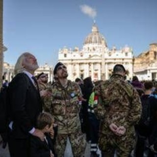 Assange ai funerali di Papa Francesco, fondatore Wikileaks a San Pietro