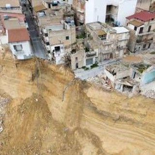 Frana Niscemi, oggi riaprono le scuole. Tajani in Sicilia Frana Niscemi, oggi riaprono le scuole. Tajani in Sicilia