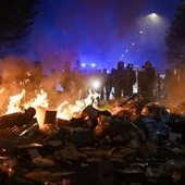 Francia, iniziano coprifuochi 'parziali' e 'localizzati': le misure per contrastare le violenze Francia, iniziano coprifuochi 'parziali' e 'localizzati': le misure per contrastare le violenze