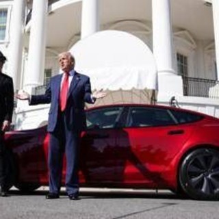 Tesla, utili crollano e Musk prepara addio a Trump