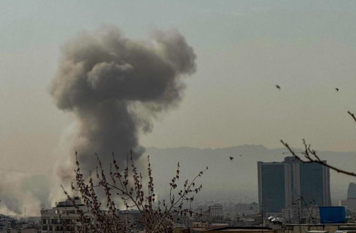 Gli Stati Uniti colpiscono 90 obiettivi in Iran, Teheran attacca basi Usa