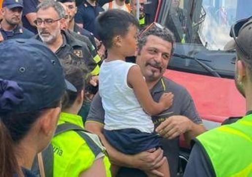 Allen ritrovato, il vigile del fuoco della foto iconica: &quot;Giornata che ripaga momenti difficili&quot;