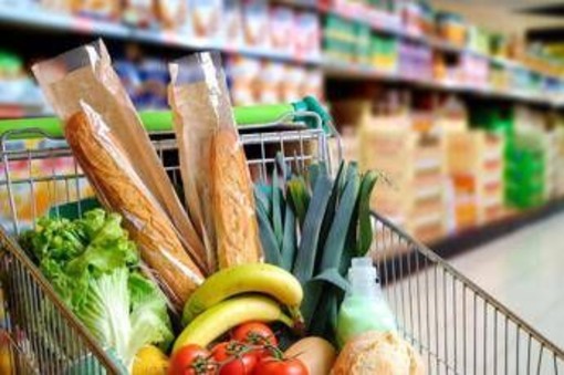 Prezzi alle stelle per la guerra: dalle bollette al cibo, conto da oltre 1.200 euro per le famiglie