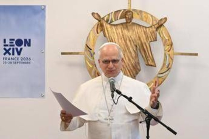 Papa Leone XIV in Francia, il messaggio da Parigi: "La storia non è scritta da chi si impone"