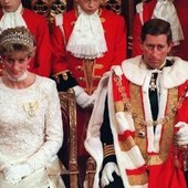 Buckingham Palace respinge le accuse del fratello di Lady Diana: "Il dolore può offuscare la memoria" Buckingham Palace respinge le accuse del fratello di Lady Diana: "Il dolore può offuscare la memoria"