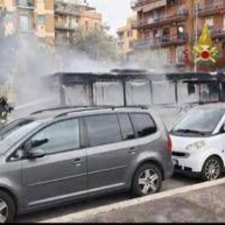 Roma, bus in fiamme: nessun passeggero ferito