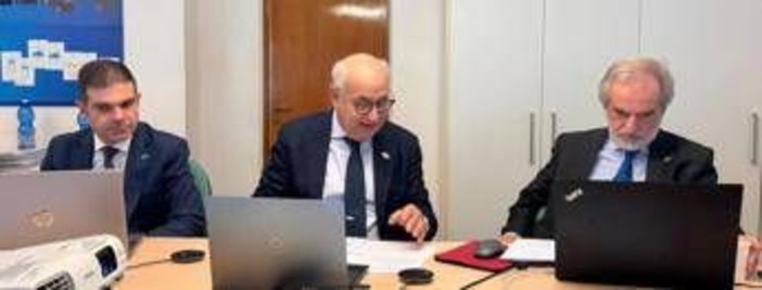 Fumo, al via campagna per aumentare di 5 euro prezzo sigarette, obiettivo 50mila firme Fumo, al via campagna per aumentare di 5 euro prezzo sigarette, obiettivo 50mila firme