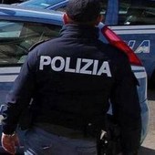 Inseguimento a Ostia, auto in fuga dalla polizia investe due ragazze Inseguimento a Ostia, auto in fuga dalla polizia investe due ragazze