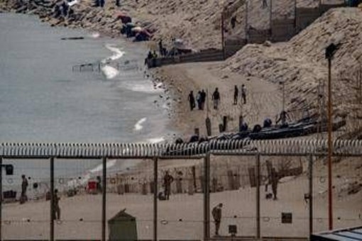 Migranti, Parlamento europeo condanna regolarizzazione Spagna: "Più protezione frontiere" Migranti, Parlamento europeo condanna regolarizzazione Spagna: "Più protezione frontiere"