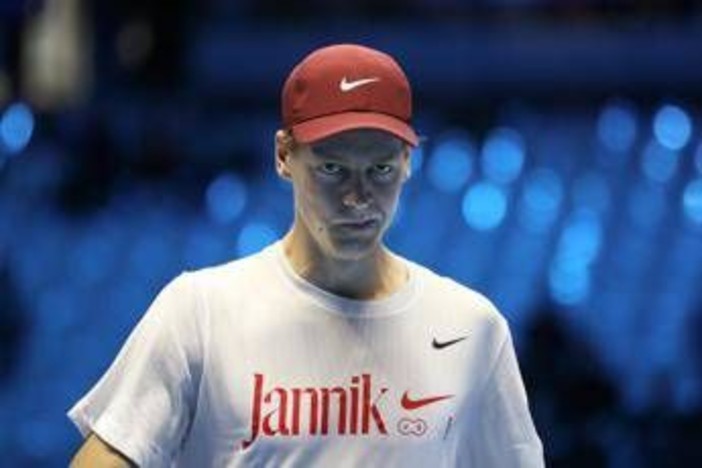 Sinner e il golf, colpi da rivedere: Jannik si butta a terra e Cahill se la ride Sinner e il golf, colpi da rivedere: Jannik si butta a terra e Cahill se la ride