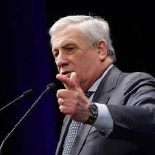 Dazi congelati, Trump annuncia stop di 90 giorni. Tajani: &quot;Pausa positiva&quot;