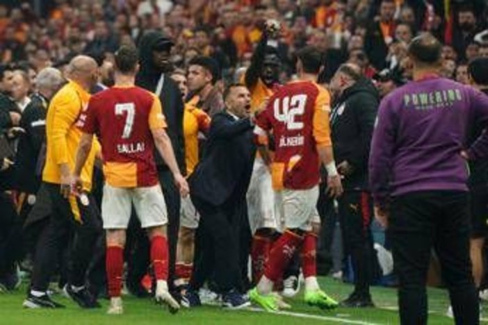Galatasaray-Fenerbahçe, derby rovente: rissa nel finale e tensione alle stelle