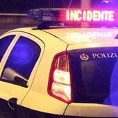 Roma, incidente tra auto e mezzo Ama: morta una donna Roma, incidente tra auto e mezzo Ama: morta una donna