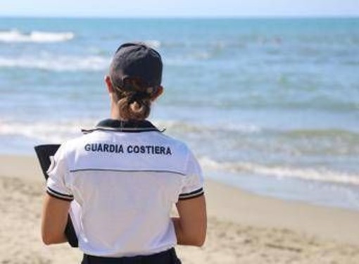 La Spezia, donna resta bloccata per ore su uno scoglio in mare: "L'abbiamo salvata, era in ipotermia" La Spezia, donna resta bloccata per ore su uno scoglio in mare: "L'abbiamo salvata, era in ipotermia"