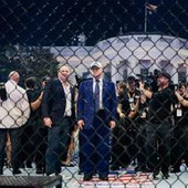 Gli 80 anni di Trump e lo show di arti marziali alla Casa Bianca davanti a 100mila persone Gli 80 anni di Trump e lo show di arti marziali alla Casa Bianca davanti a 100mila persone