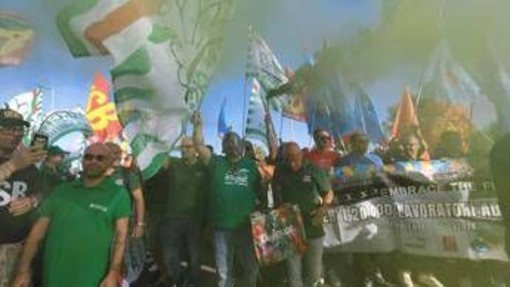 Ex Ilva Taranto, sciopero e blocco delle strade: "Servono misure straordinarie" Ex Ilva Taranto, sciopero e blocco delle strade: "Servono misure straordinarie"