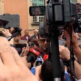 Caso Garlasco, Corona show davanti alla Procura di Pavia
