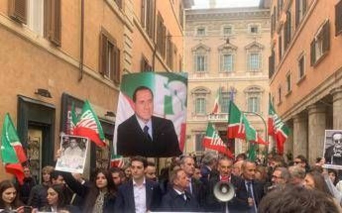 Riforma della giustizia, Forza Italia festeggia in piazza con maxi foto di Berlusconi: &quot;Vittoria storica&quot;