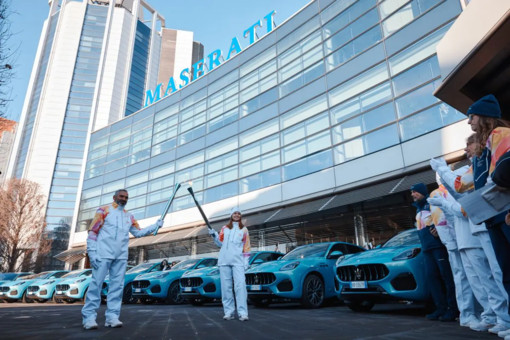 La nuova Maserati Grecale Cristallo saluta il passaggio della Fiamma Olimpica