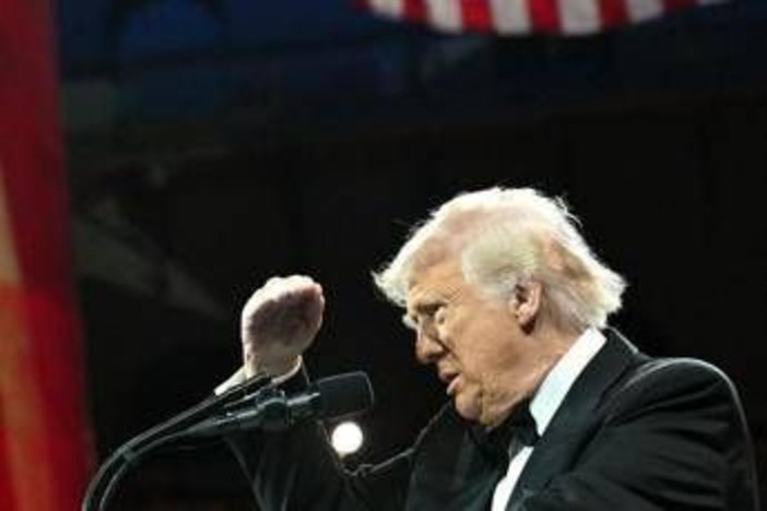 Trump senza freni: &quot;Paesi mi baciano il sedere per accordo su dazi&quot;