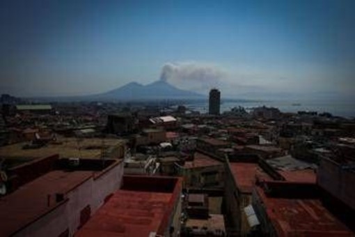 Incendio sul Vesuvio, prefetto di Napoli: &quot;Situazione migliora ma ancora al lavoro&quot;