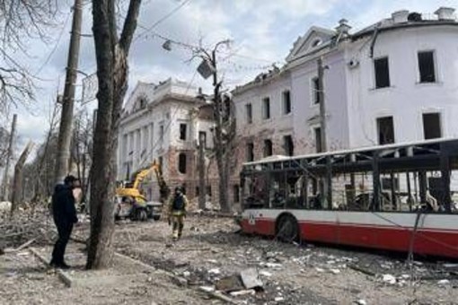 Ucraina, strage a Sumy. Usa: &quot;Russia ha superato ogni limite&quot;. Meloni: &quot;Vile attacco&quot;