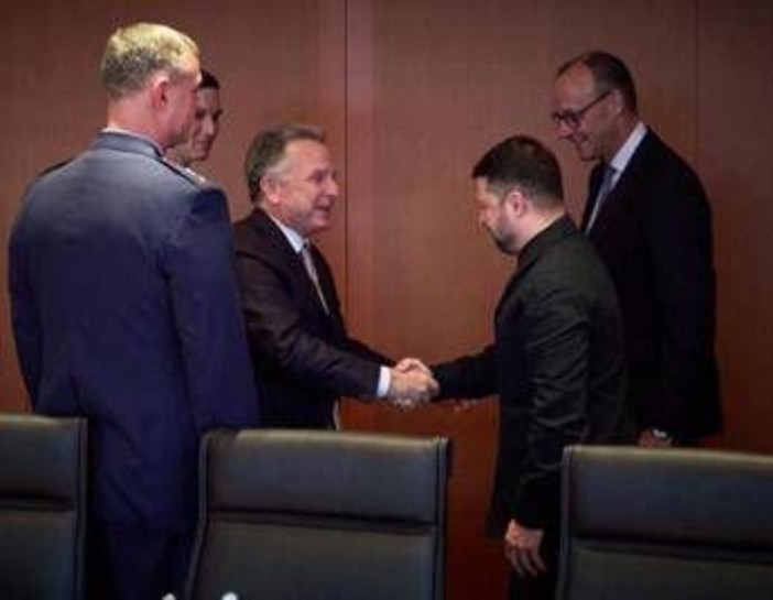 Ucraina, Zelensky e Witkoff proseguono colloqui a Parigi per cessate fuoco Ucraina, Zelensky e Witkoff proseguono colloqui a Parigi per cessate fuoco