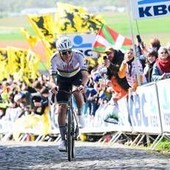 Pogacar pigliatutto, trionfa al Giro delle Fiandre per la terza volta Pogacar pigliatutto, trionfa al Giro delle Fiandre per la terza volta