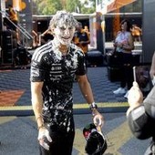 Antonelli, torta in faccia al Gp di Monza: la 'vendetta' del box Mercedes contro Kimi Antonelli, torta in faccia al Gp di Monza: la 'vendetta' del box Mercedes contro Kimi