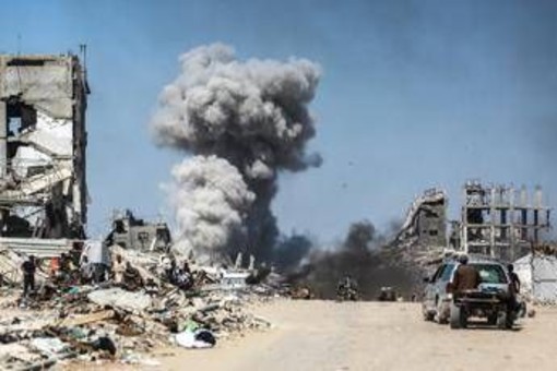 Gaza, soccorritori: &quot;Almeno 20 morti in raid Israele su scuola&quot;