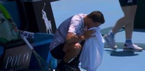 Darderi, malessere e vomito agli Australian Open. Poi spacca la racchetta Darderi, malessere e vomito agli Australian Open. Poi spacca la racchetta