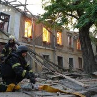 Ucraina, Russia bombarda Kiev nella notte: almeno 14 morti