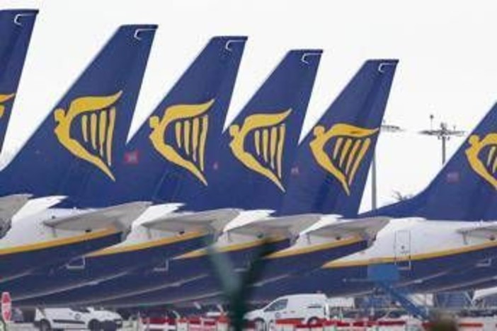 Ryanair, stop ai biglietti cartacei: da mercoledì carte d'imbarco solo digitali Ryanair, stop ai biglietti cartacei: da mercoledì carte d'imbarco solo digitali