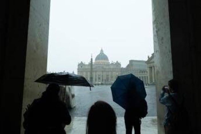 Sole e caldo fino a mercoledì, poi arriva la pioggia: le previsioni meteo