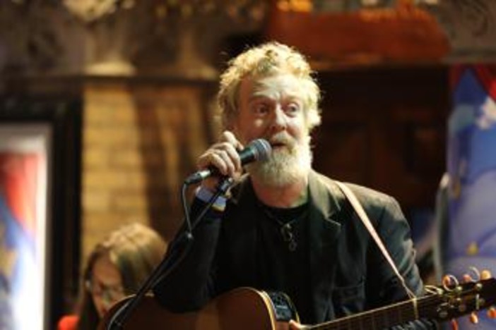 Addio a Glen Hansard, il cantautore premio Oscar morto in un incidente in moto Addio a Glen Hansard, il cantautore premio Oscar morto in un incidente in moto