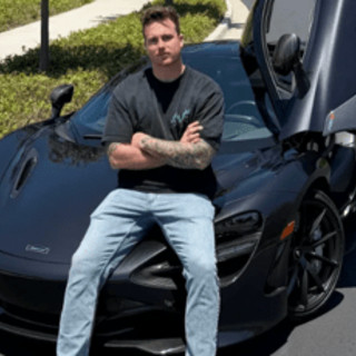 Finisce con la sua McLaren contro un albero e l'auto prende fuoco: morto a 27 anni l'influencer James Wehr