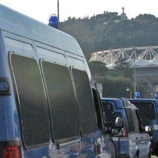 Derby Lazio-Roma, tensioni fuori Olimpico: lancio di bottiglie contro agenti
