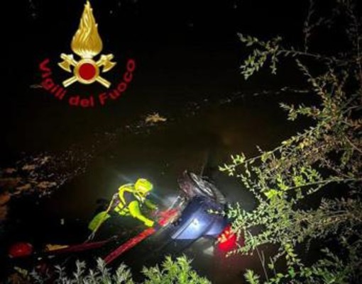 Auto finisce nel Po dopo un inseguimento a Torino: un ferito, ricerche per tre persone Auto finisce nel Po dopo un inseguimento a Torino: un ferito, ricerche per tre persone