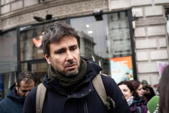 Il malore, il ricovero e il risveglio: ore di apprensione per Alessandro Di Battista