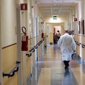 Neonato muore poche ore dopo la nascita a Perugia: indagati 22 operatori sanitari