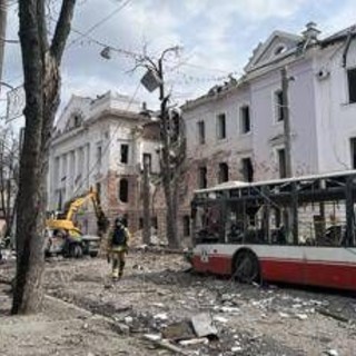 Ucraina, strage a Sumy. Usa: &quot;Russia ha superato ogni limite&quot;. Meloni: &quot;Vile attacco&quot;