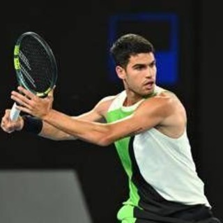 Alcaraz in campo con un cerotto, problema vesciche agli Australian Open Alcaraz in campo con un cerotto, problema vesciche agli Australian Open