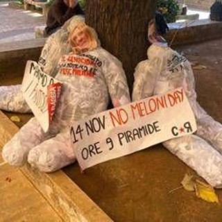 Fantocci con il volto di Meloni e Gasparri alla Sapienza. Il senatore: "Minacce non ci intimidiscono" Fantocci con il volto di Meloni e Gasparri alla Sapienza. Il senatore: "Minacce non ci intimidiscono"