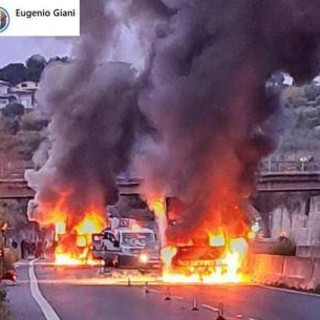 Livorno, assalto a portavalori con soldi pensioni sull'Aurelia: spari e mezzi a fuoco