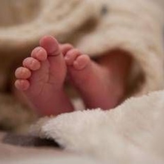 Roma, bimbo 4 mesi trovato privo di sensi dai genitori muore all'arrivo in ospedale