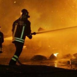 Napoli, vasto incendio a Ponticelli. Il Comune: "Tenere chiuse porte e finestre" Napoli, vasto incendio a Ponticelli. Il Comune: "Tenere chiuse porte e finestre"