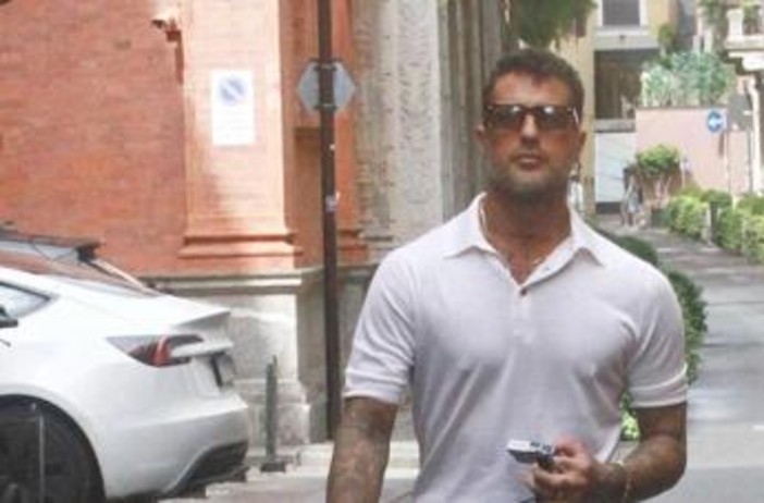 Fabrizio Corona: "Se scendessi in politica mi ispirerei a Beppe Grillo" Fabrizio Corona: "Se scendessi in politica mi ispirerei a Beppe Grillo"