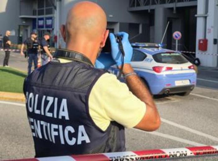 Brescia, accoltellata dall'ex marito davanti al figlio fuori da un centro commerciale